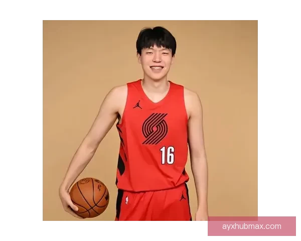 斯普利特称杨瀚森已无需每场带翻译 但仍有许多提升空间